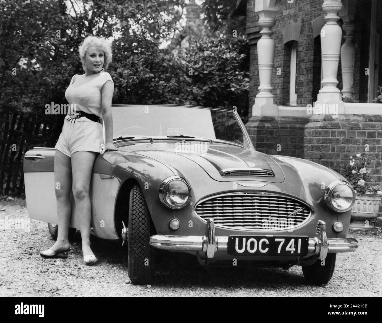 1957 Austin-Healey100-6 mit Modell. Stockfoto