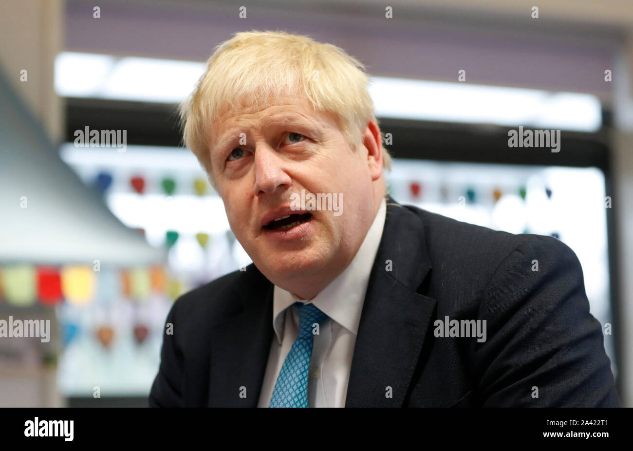 Premierminister Boris Johnson Gesten, wie er in einem art Klasse bei einem Besuch in St Mary's und alle Heiligen Primary School in Beaconsfield, Buckinghamshire für eine Ansage auf der Förderung die Zuweisungen an Schulen in ganz England beteiligt. Stockfoto