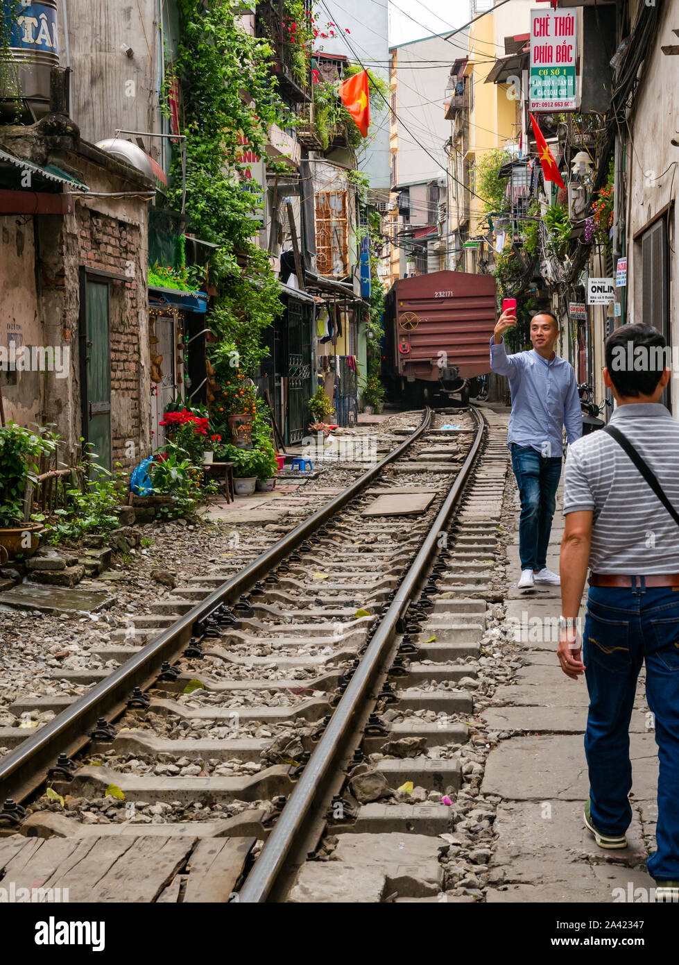 Railway Village oder Zug Straße, Gasse mit dem Zug weiter, um alte Häuser, Hanoi, Vietnam, Asien Stockfoto