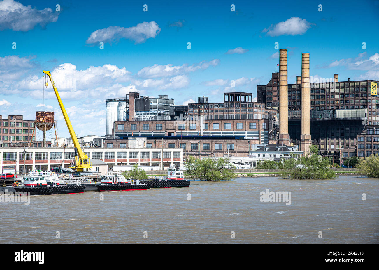 Herstellung seit über 100 Jahren die Chalmette Raffinerie, Domino Sugar am Ufer des Mississippi River, New Orleans, Louisiana. Stockfoto