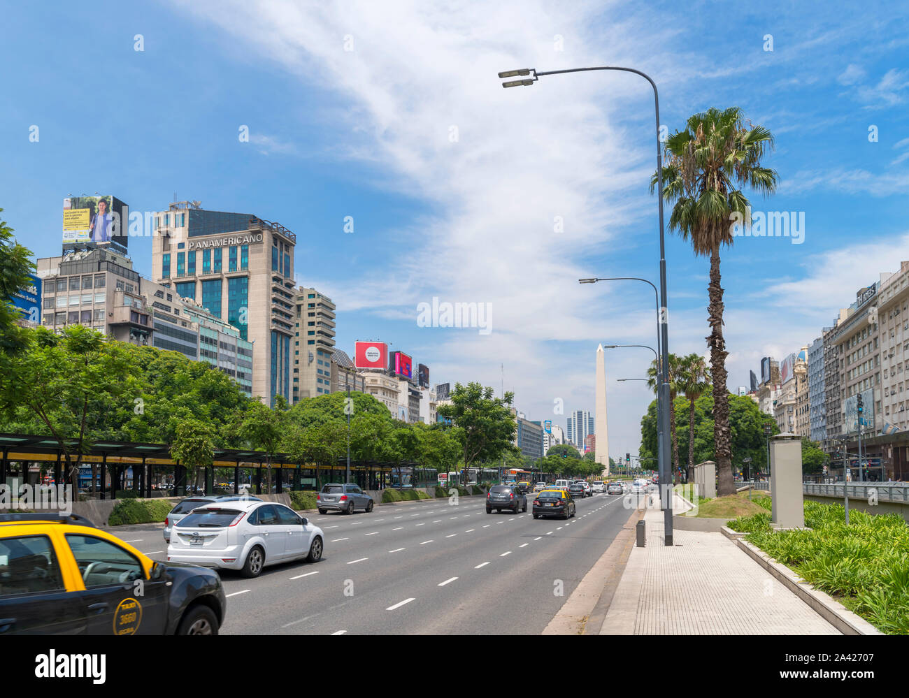 Avenida 9 de Julio mit Blick auf den Obelisken (Obelisk), Buenos Aires, Argentinien Stockfoto
