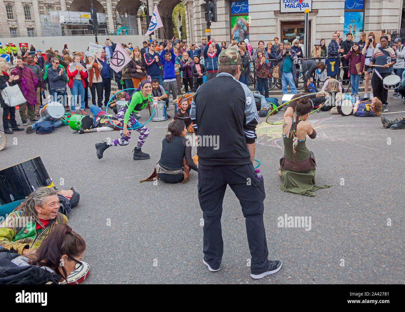 Oktober 8th, 2019. Am ersten Tag der Besetzung des Aussterbens Rebellion auf den Trafalgar Square. Eine Cheerleader fordert eine "spontane" sitzen/liegen. Stockfoto