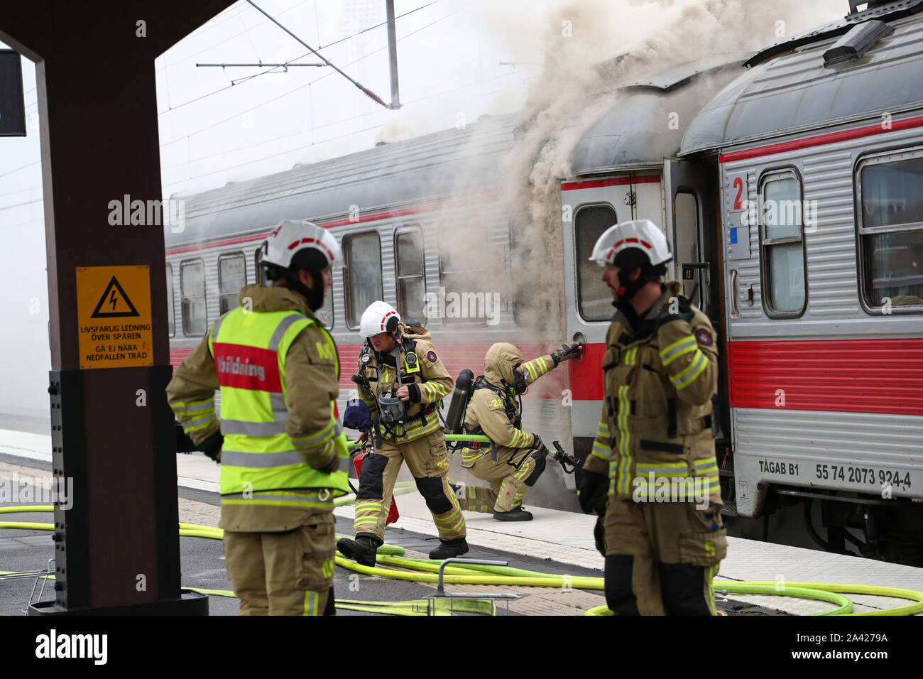 MOTALA 20191011 Unter fredagen larmades räddningstjänsten om kraftig rökutveckling från en tågvagn på stationsområdet ich Motala/Während der Freitag, der Rettungsdienst alarmiert wurde über eine starke Rauchentwicklung aus einem Waggon in der Station, in Motala. Foto Jeppe Gustafsson Stockfoto