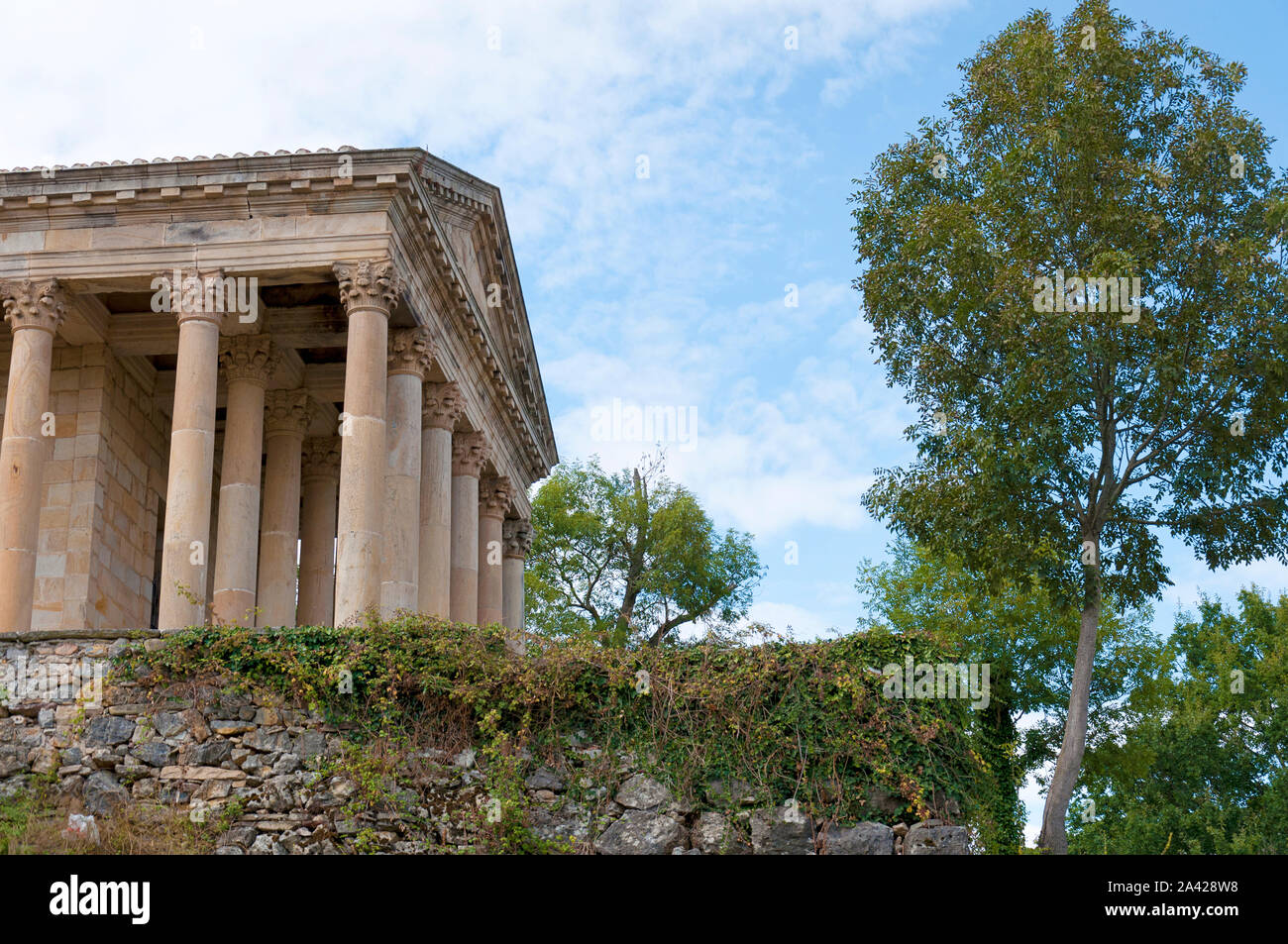 Klassizistische Kapelle und Pantheon (genannt Kirche San Jorge), einer der wenigen Tempel, die einem römischen Tempel in Nordspanien imitiert. Stockfoto