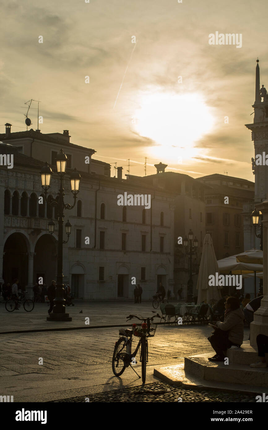 Das Leben auf der Piazza. PIazza della Loggia, Brescia, Italien während des Sonnenuntergangs. Stockfoto