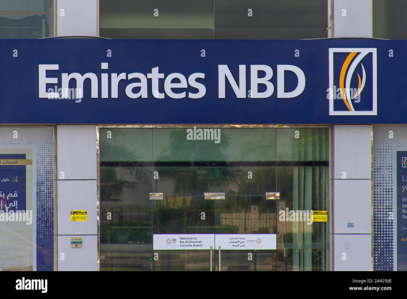 'Ras Al Khaimah, Ras Al Khaimah/Vereinigte Arabische Emirate - 10/11/2019: Emirates NBD Bank PJSC Bank (Zentralbank von Dubai) blau Storefront close up anmelden Stockfoto