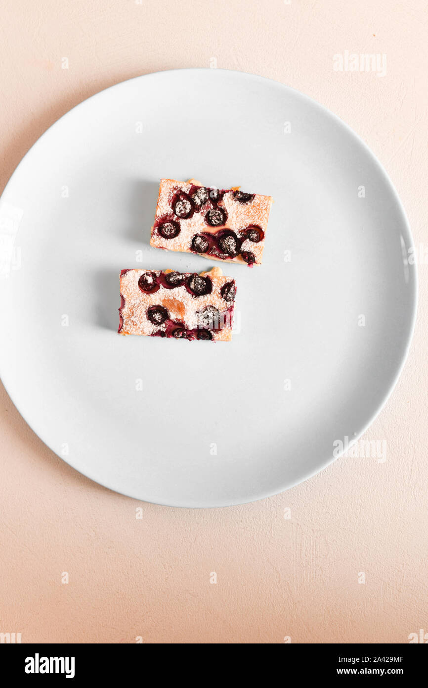 Quark Auflauf mit Beeren auf einem Teller. Hausgemachten Quark Auflauf mit Beeren auf einem Teller. Leckere hausgemachte Hüttenkäse Stockfoto