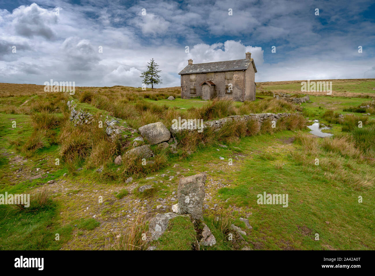 Die einsamen und isolierten Gebäude der Nonnen Kreuz Bauernhof auf wildes und geheimnisvolles Dartmoor. Nicht weit von Fox Tor Kot Es ist die Lage, S gab Stockfoto