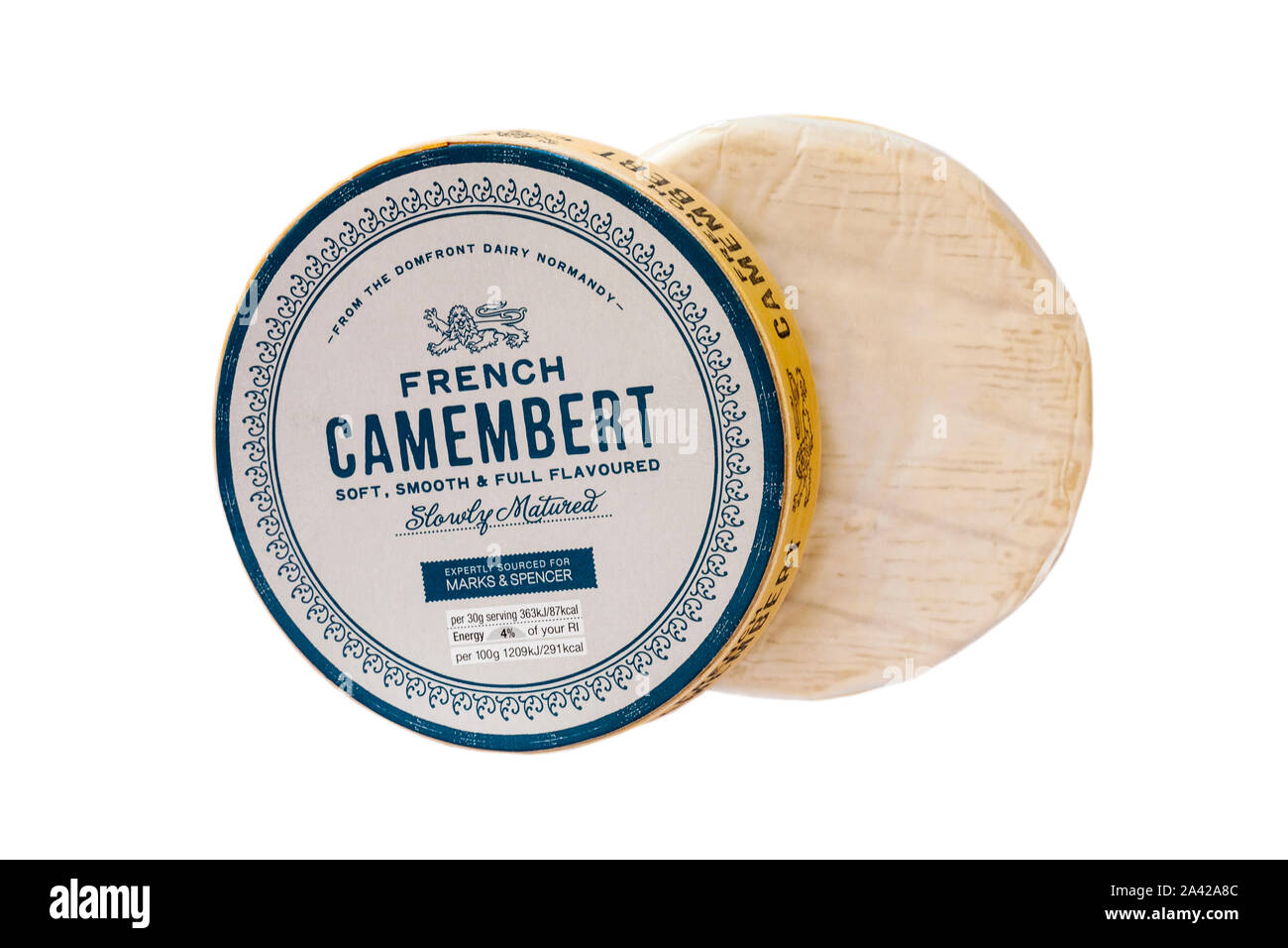 Französischer Camembert weich und voll langsam aromatisiert fachmännisch gereift für Marks & Spencer bezogen auf weißem Hintergrund Stockfoto