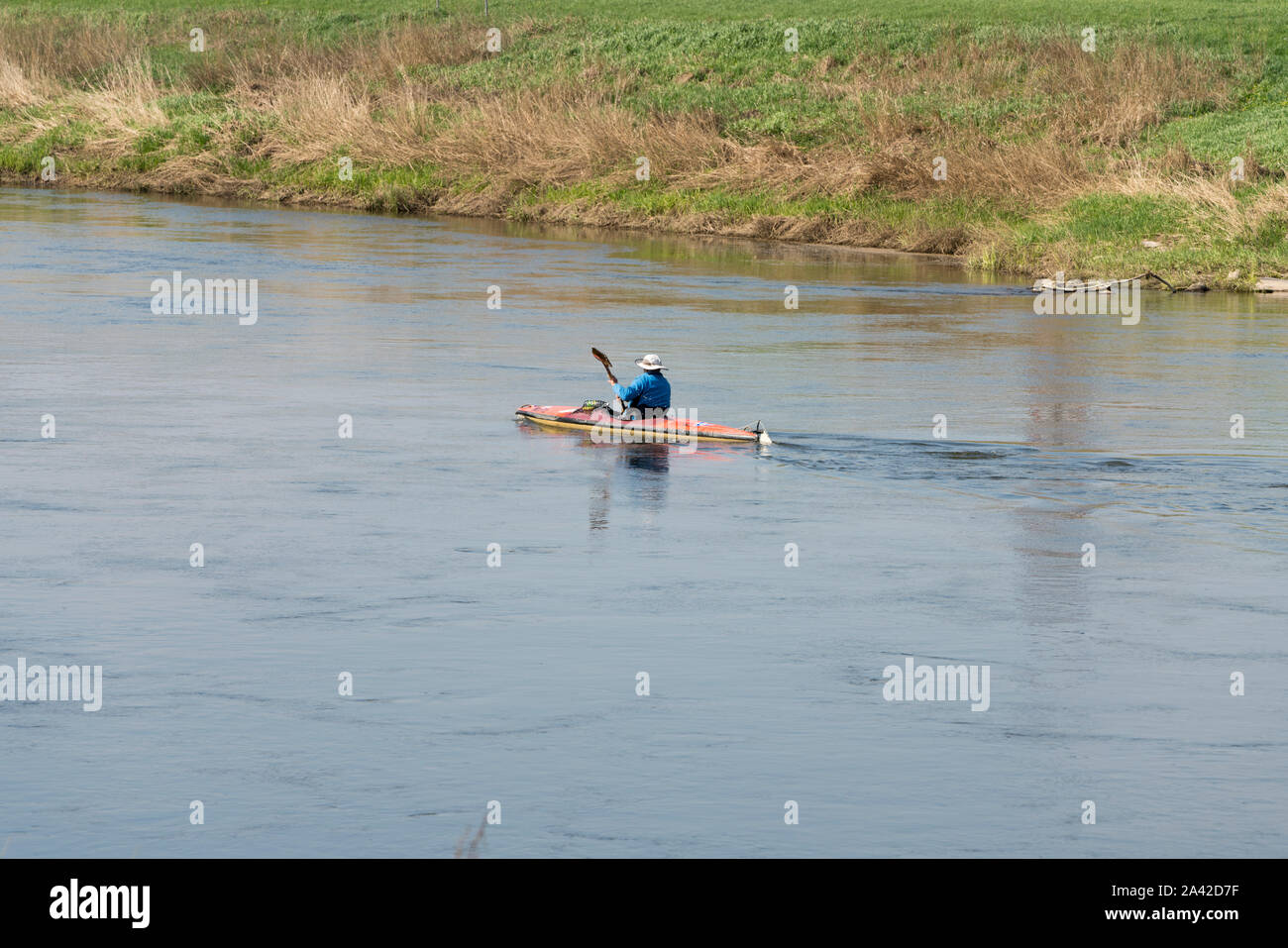 Kanu Paddler auf der Weser, Oberweser, obere Wesertal, Weserbergland, Hessen, Deutschland, Europa Stockfoto