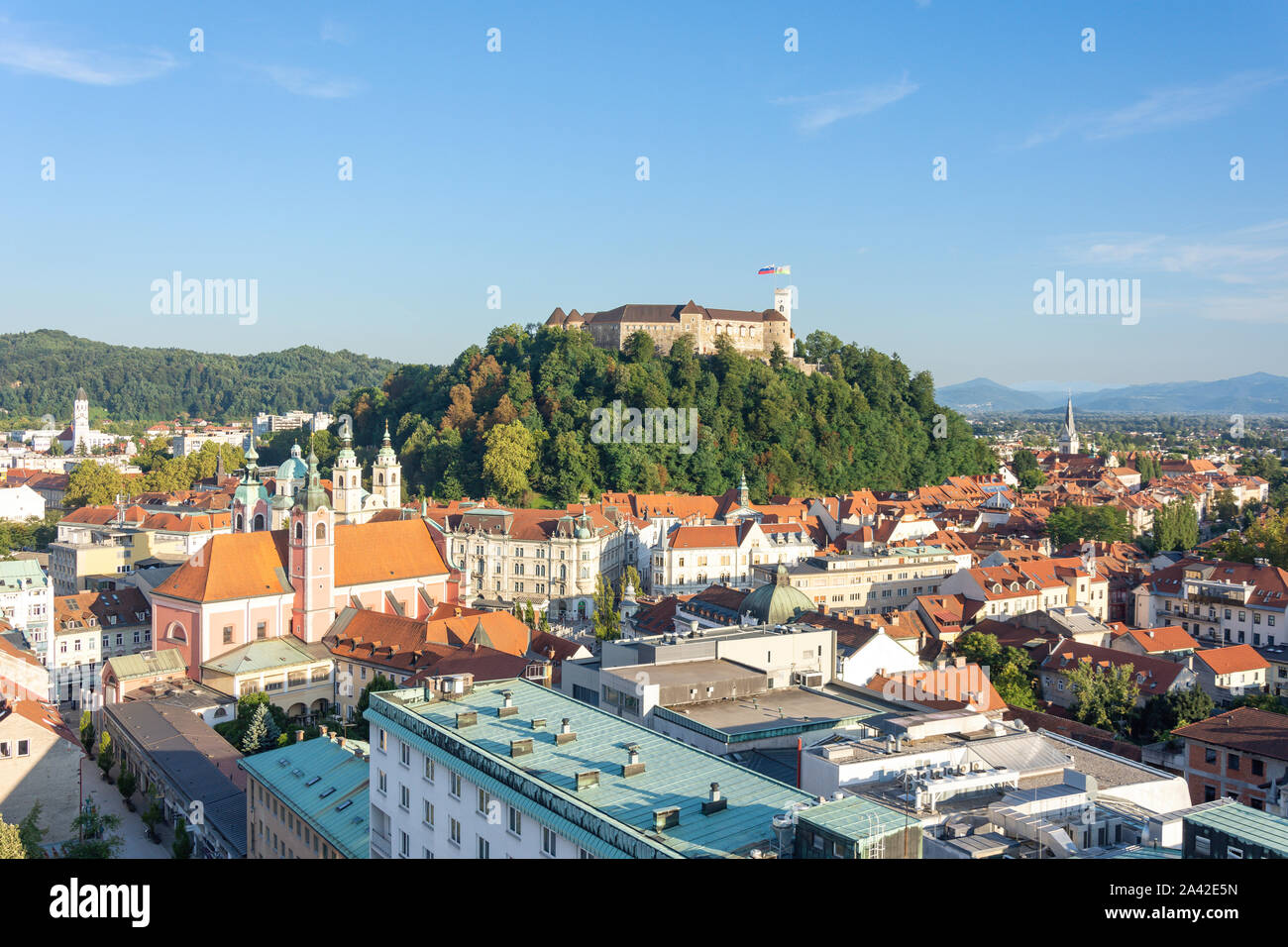 Blick auf die Altstadt und das Schloss in der Dämmerung, Ljubljana, Slowenien Stockfoto