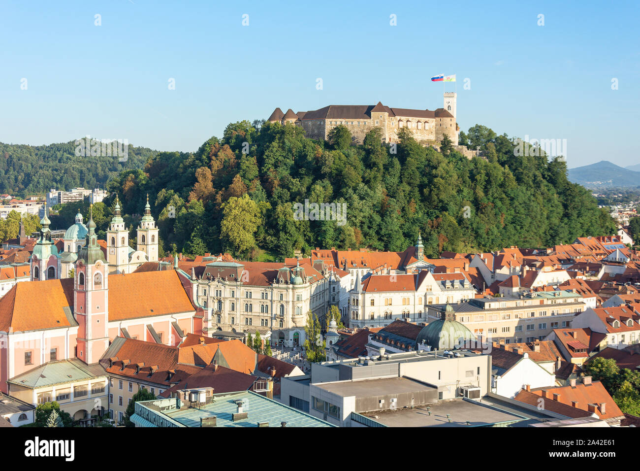 Blick auf die Altstadt und das Schloss in der Dämmerung, Ljubljana, Slowenien Stockfoto