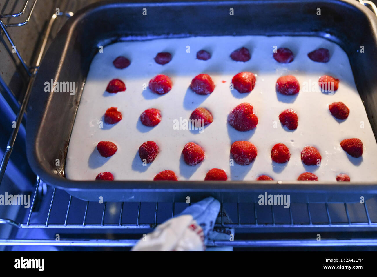 Basis für die erdbeertorte im Ofen. Gesunde, frische Erdbeere und Banane Torte oder Kuchen mit Sahne auf einen frisch gebackenen golden Pie Crust serviert auf einem Backblech Stockfoto