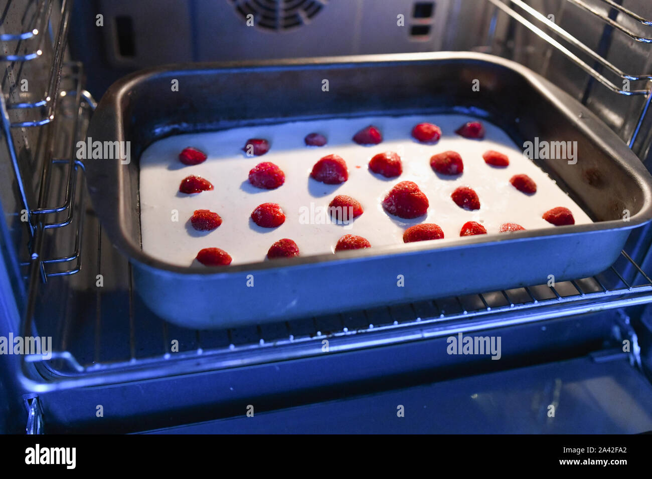 Basis für die erdbeertorte im Ofen. Gesunde, frische Erdbeere und Banane Torte oder Kuchen mit Sahne auf einen frisch gebackenen golden Pie Crust serviert auf einem Backblech Stockfoto