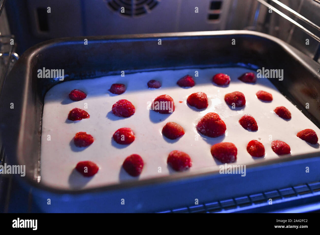 Basis für die erdbeertorte im Ofen. Gesunde, frische Erdbeere und Banane Torte oder Kuchen mit Sahne auf einen frisch gebackenen golden Pie Crust serviert auf einem Backblech Stockfoto