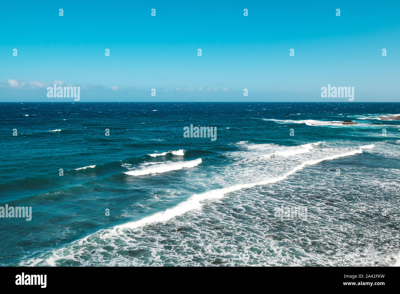 Ozean Landschaft, Meer Wellen an einem sonnigen Tag mit blauen Himmel - Stockfoto