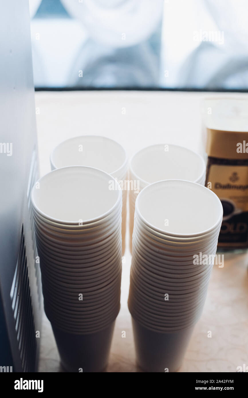 Stapel aus weißem Kunststoff oder Papier Takeaway cups im Stapel. Stockfoto