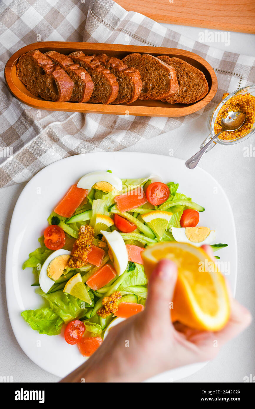 Salat mit Brot und Senf. auf einem weißen Teller. Ansicht von oben Stockfoto