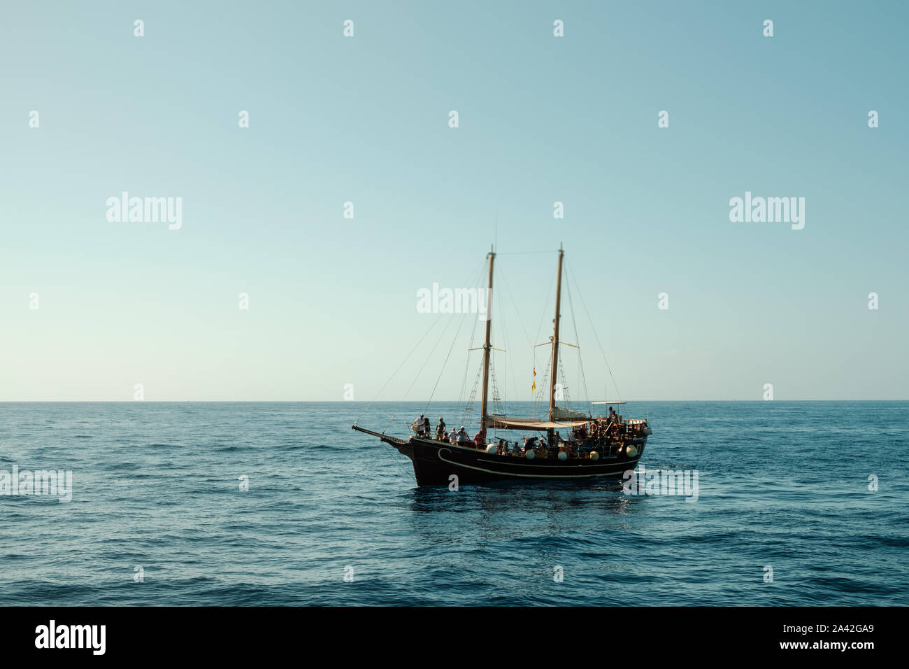 Gruppe von Leuten auf Segelboot auf Whale Watching Tour - hölzerne Segelboot Stockfoto