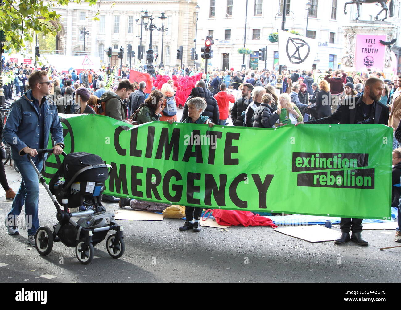 London, Großbritannien. 10 Okt, 2019. Die Demonstranten halten ein Banner während der Demonstration. Aussterben Rebellion Demonstranten protestieren am Trafalgar Square und Whitehall der 'Klima Notfall" mit Blick auf die Planeten zu markieren. Credit: SOPA Images Limited/Alamy leben Nachrichten Stockfoto