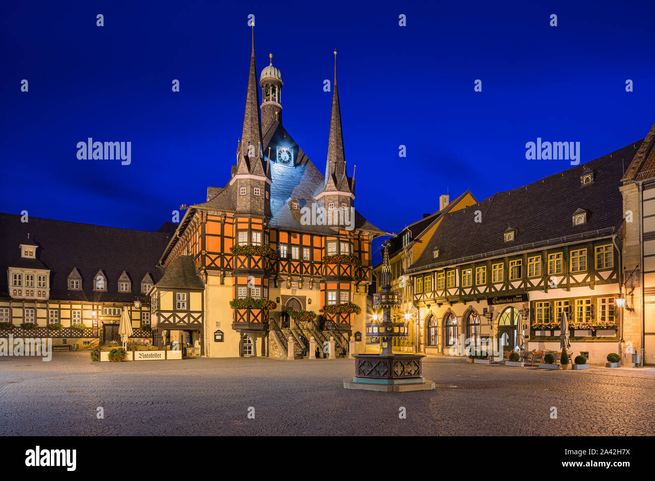 Das berühmte Rathaus in Wernigerode bei Sonnenaufgang. Wernigerode ist eine Stadt im Landkreis Harz, Sachsen-Anhalt, Deutschland. Wernigerode befindet sich southwe Stockfoto