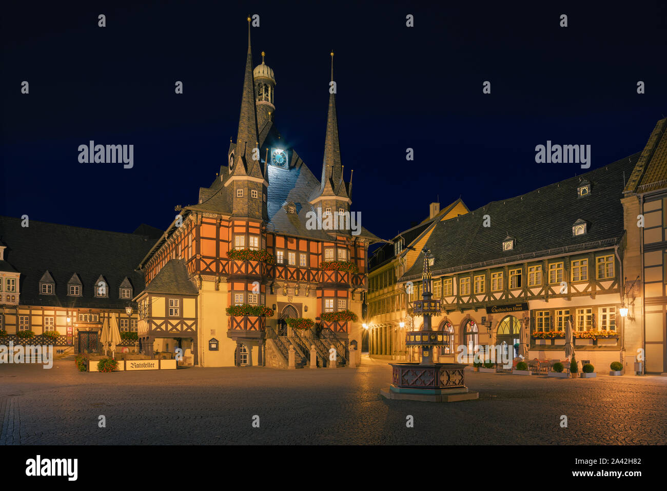 Das berühmte Rathaus in Wernigerode bei Sonnenaufgang. Wernigerode ist eine Stadt im Landkreis Harz, Sachsen-Anhalt, Deutschland. Wernigerode befindet sich southwe Stockfoto