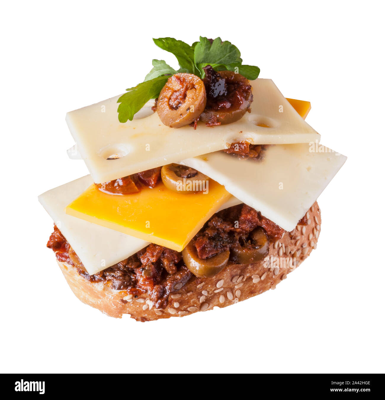 Käse und Tapenade auf Crostini Stockfoto