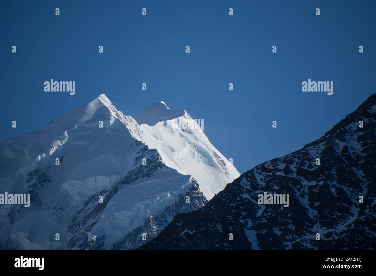 Den Gipfelgrat des Mt Cook/Aoraki an einem sonnigen Sommertag in Canterbury Neuseeland Stockfoto