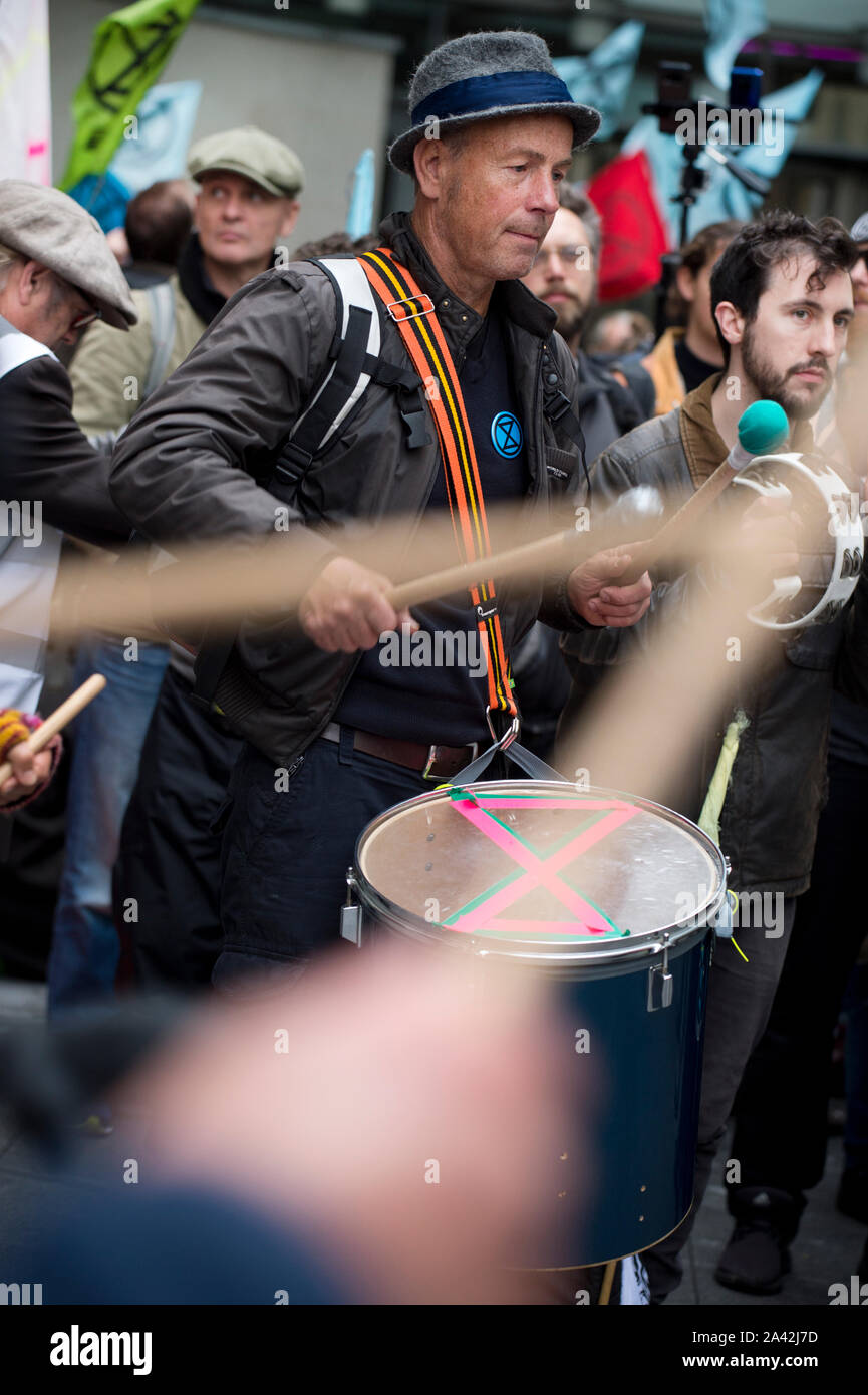 Aussterben Rebellion, London, 11. Oktober 2019. Die Belegung der BBC, Oxford Circus. Samba Band. Stockfoto