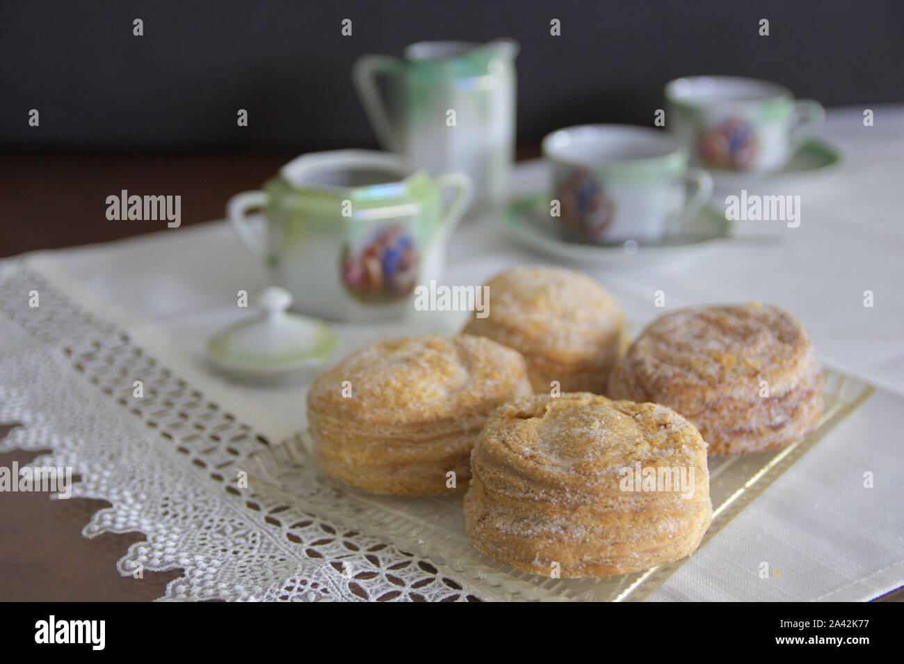 Classic Snack mit Kaffee und Kuchen im englischen Stil mit einer Tabelle in einer Matte gekleidet. Stockfoto