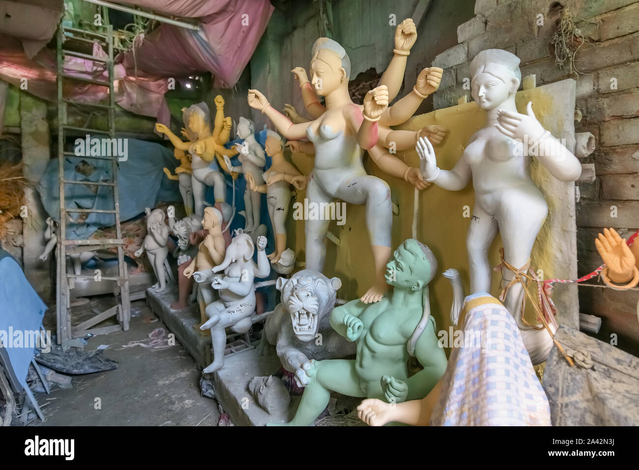 Hindu-Goddess Durga Idol wurde für das Festival Durga Puja in einem Kunsthandwerker-Studio in der Gegend von Kumartuli in Kolkata, Indien, geschaffen Stockfoto