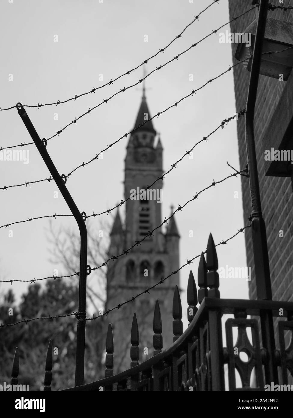 Den Haag, Niederlande - 26 Januar, 2019: Stacheldraht vor der Friedenspalast, Heimat des Internationalen Gerichtshofs. Stockfoto