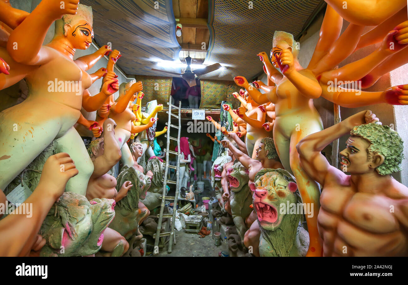 Hindu-Goddess Durga Idol wurde für das Festival Durga Puja in einem Kunsthandwerker-Studio in der Gegend von Kumartuli in Kolkata, Indien, geschaffen Stockfoto