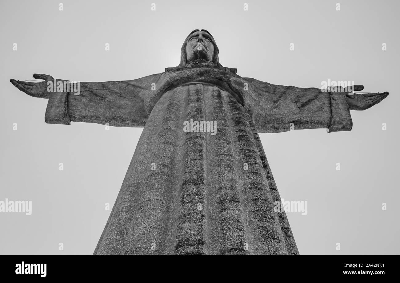 Ein schwarz-weißes Bild der Cristo Rei Statue, die in Almada (über den Fluss von Lissabon). Stockfoto