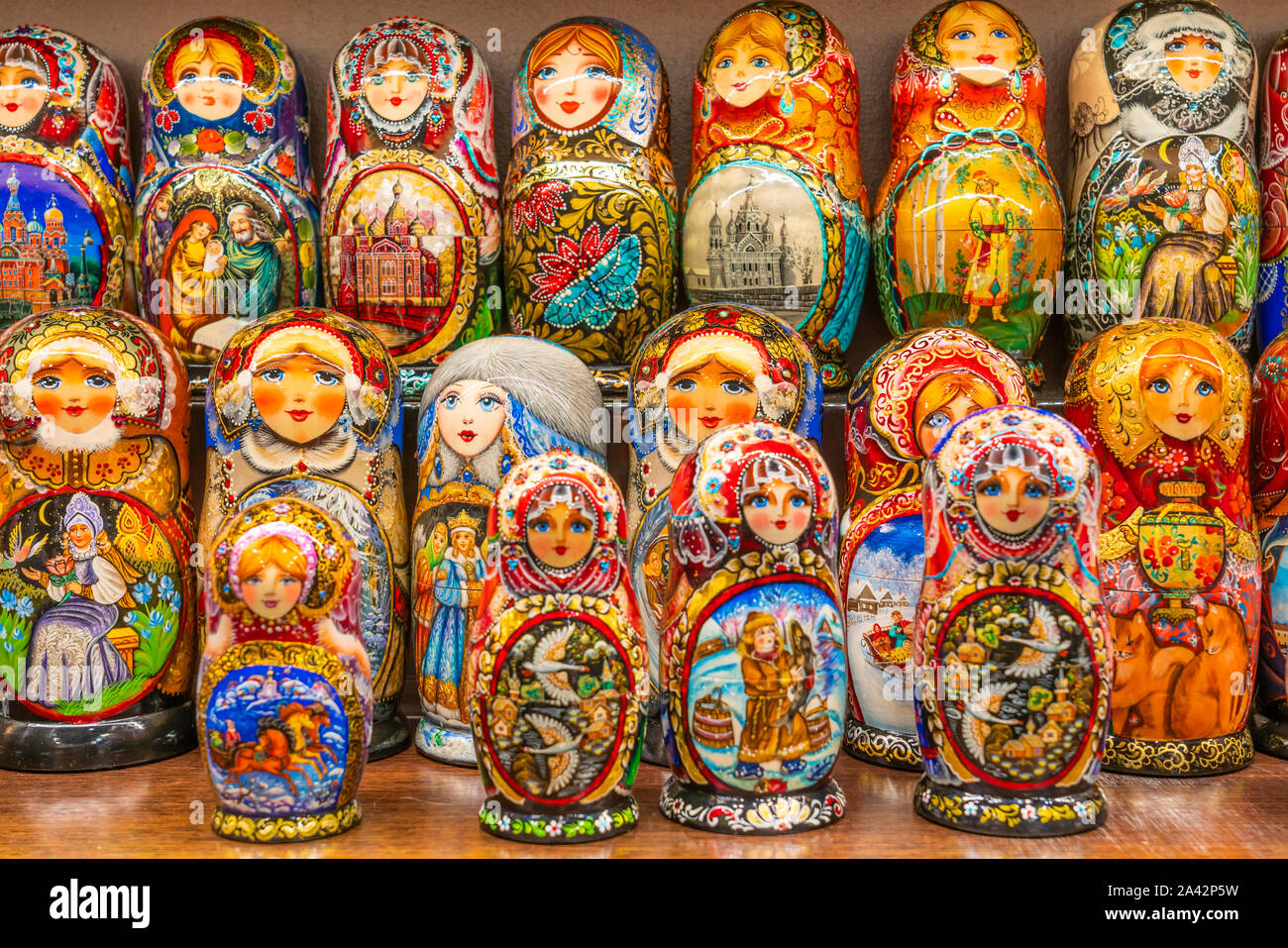 Eine Anzeige der russischen Puppen für Verkauf in einem Souvenirshop in St. Petersburg, Russland. Stockfoto