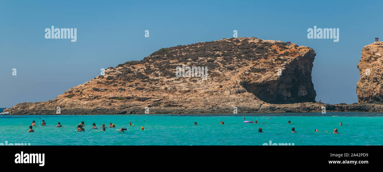 Ein Bild von einer felsigen Klippe neben der Blauen Lagune, Comino Insel (Malta). Stockfoto