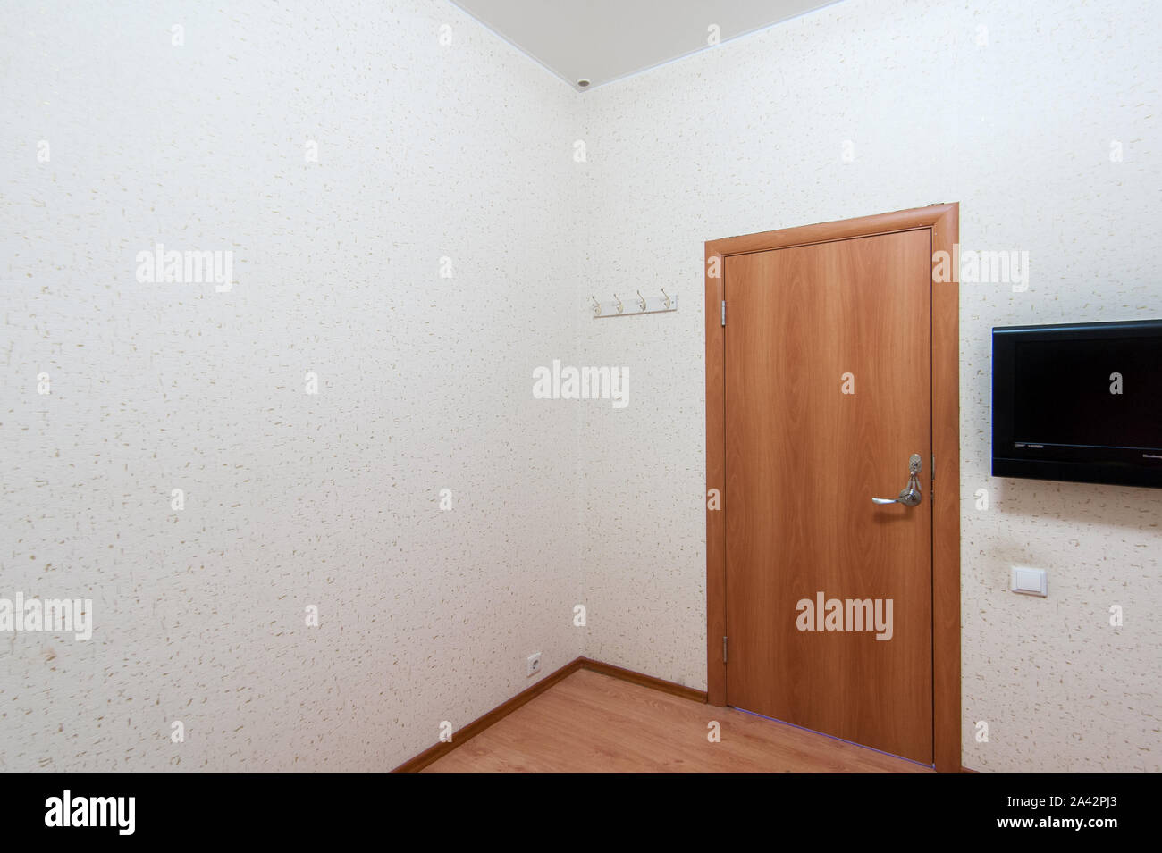 Russland, Moskau - 16. Mai 2019: Zimmer Wohnung. standard Reparatur Dekoration in Hostel Stockfoto
