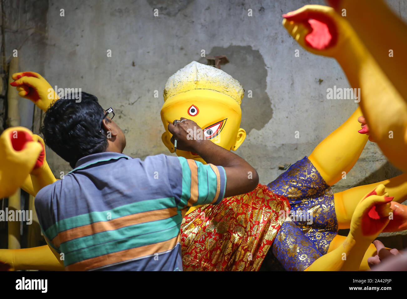 Lokaler Künstler, der für das Festival Durga Puja an Goddess Durga Idol in der Kumartuli Kolkata arbeitet Stockfoto