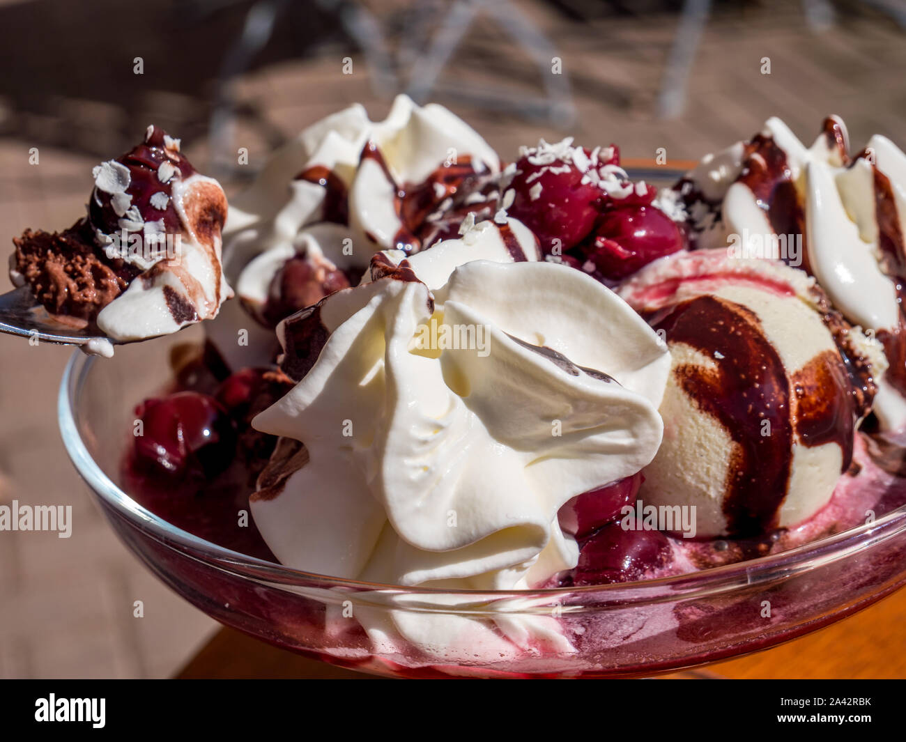 Eisbecher Schwarzwälder Kirsch Eis Stockfoto