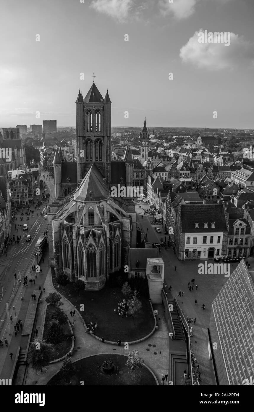 Ein schwarz-weißes Bild der St. Nicholas' Church, in Gent. Stockfoto