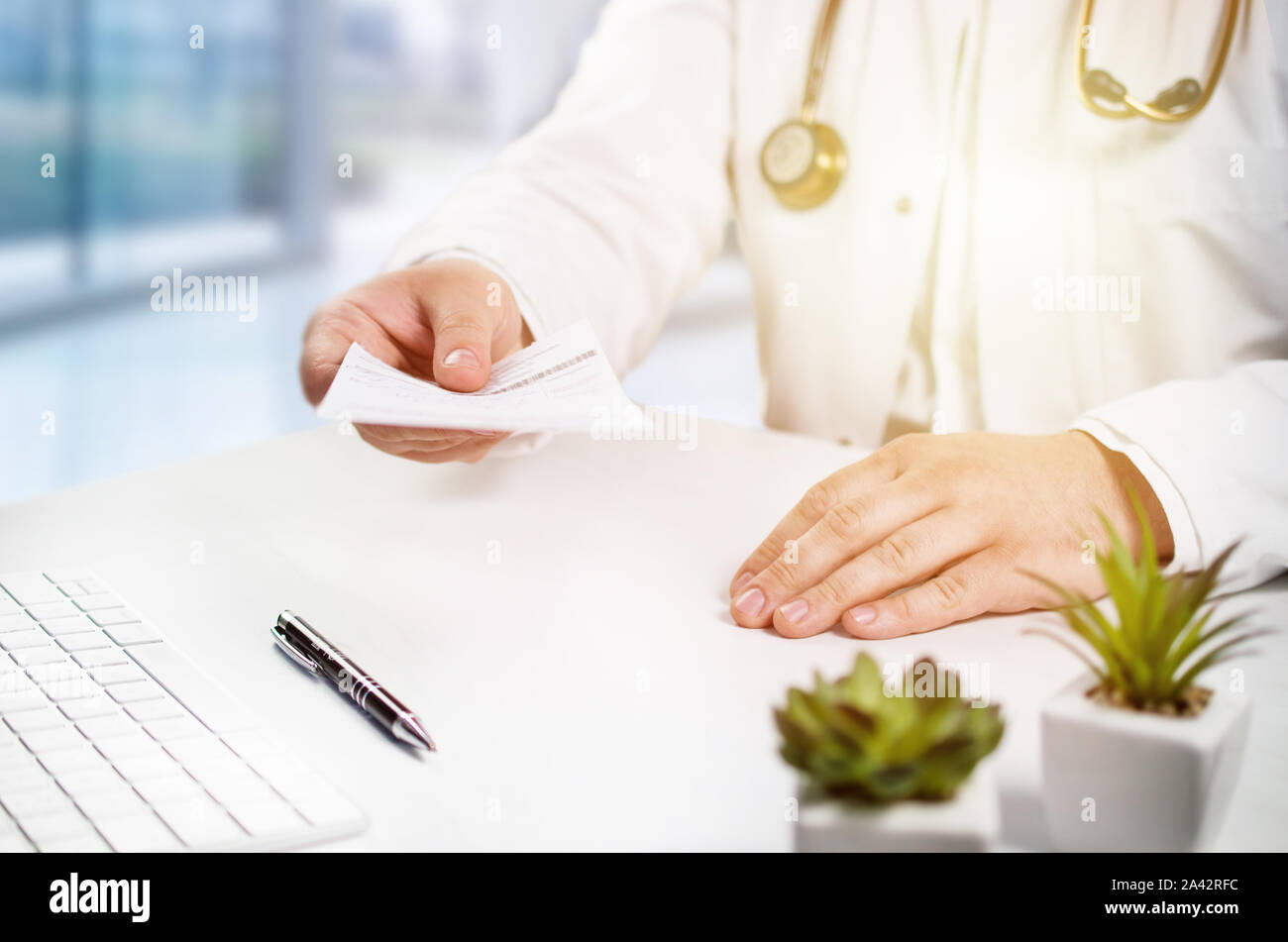 Männlicher Arzt Pillen geben, Medizin Stockfoto