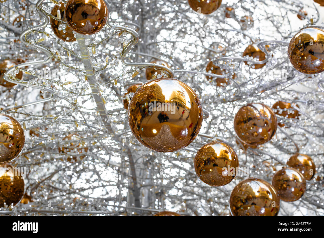 Kugel Aus Metall Stürzt Vom Himmel www.alamy.de
