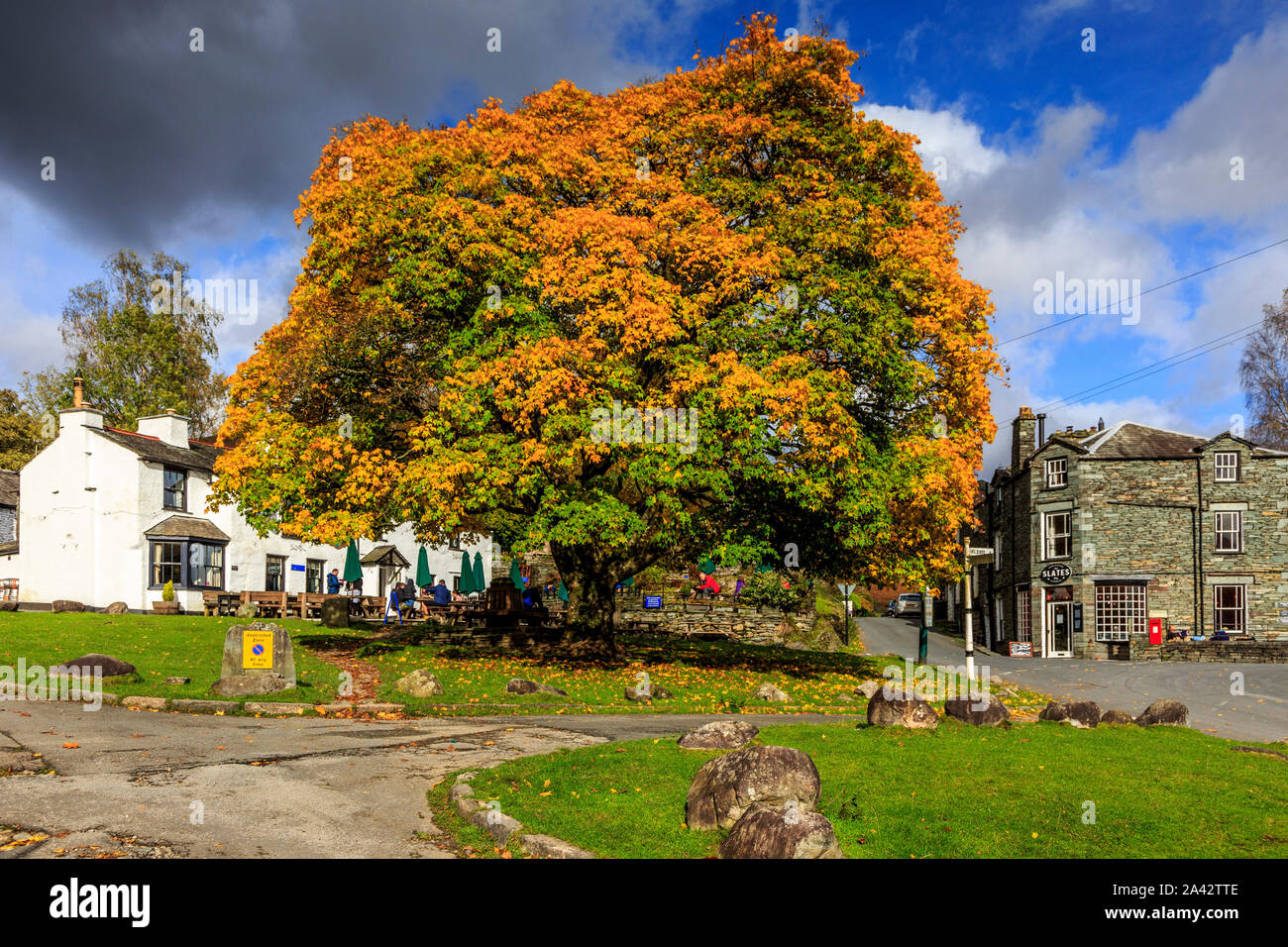 Elterwater Dorf, Great Langdale Valley, Lake District National Park, Cumbria, England, UK gb Stockfoto