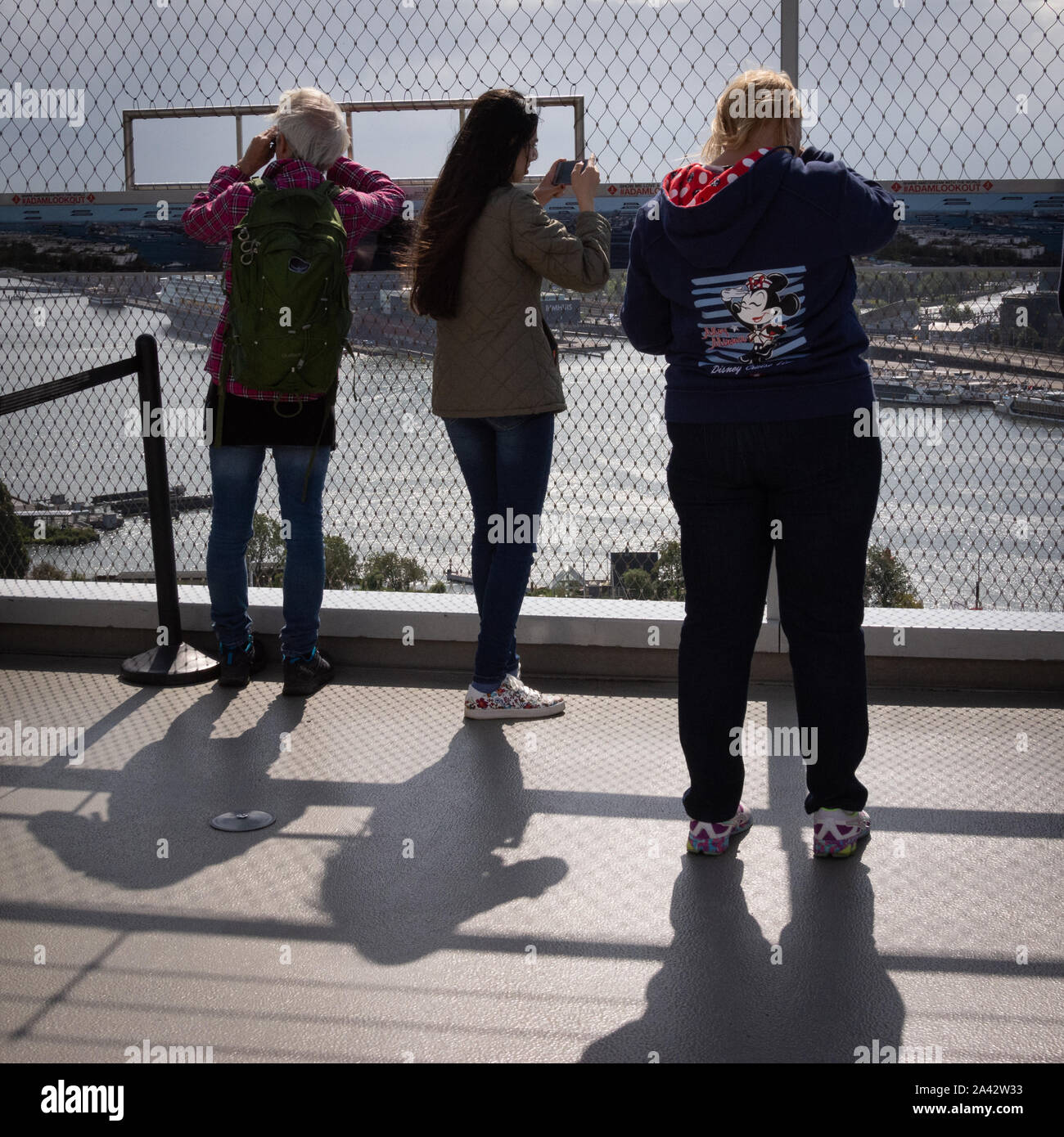 Touristen genießen die Aussicht von der Spitze des EINEN 'DAM Lookout, ein Turm in Amsterdam Noord mit 360 Grad Blick auf die Stadt von der Sky Deck. Stockfoto