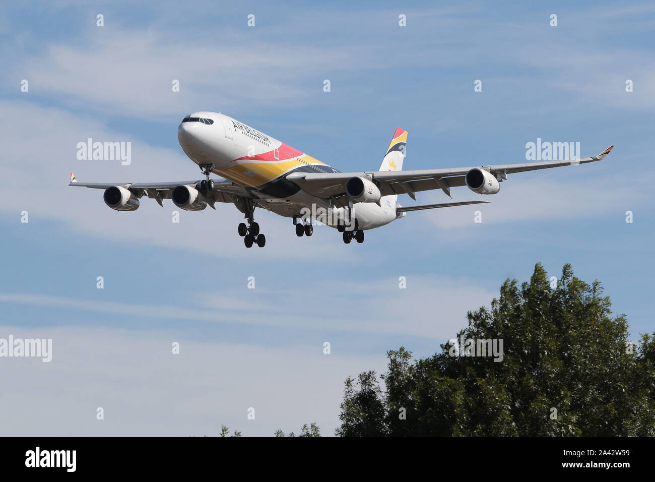 Airbus A340-313 Air Belgium in London Heathrow Flughafen im Vereinigten Königreich 00 - ABA Stockfoto