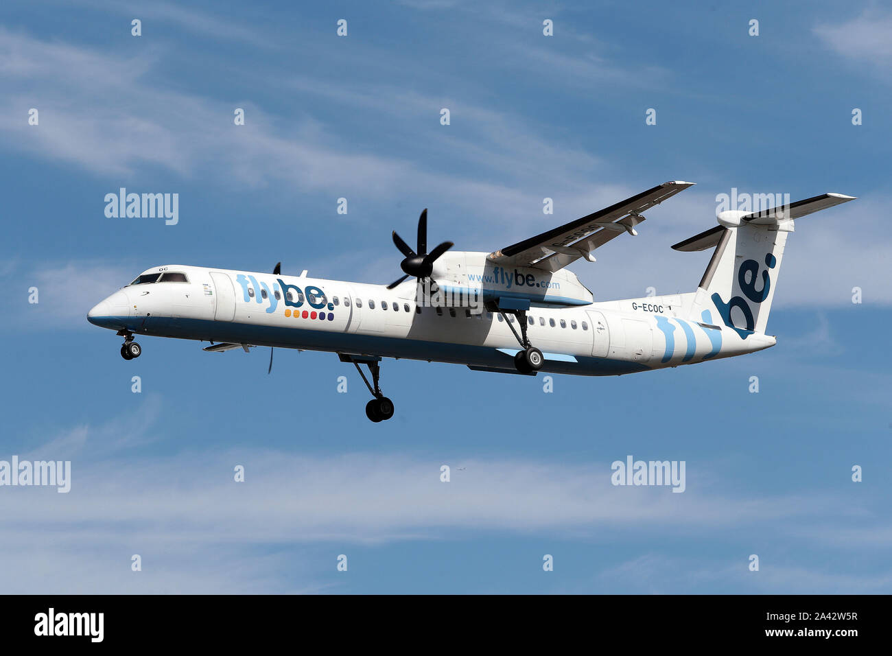 Dash 8-MSN 4197 - G - ecoc Airline Flybe unten kommen am Flughafen London Heathrow in Großbritannien zu Land Stockfoto