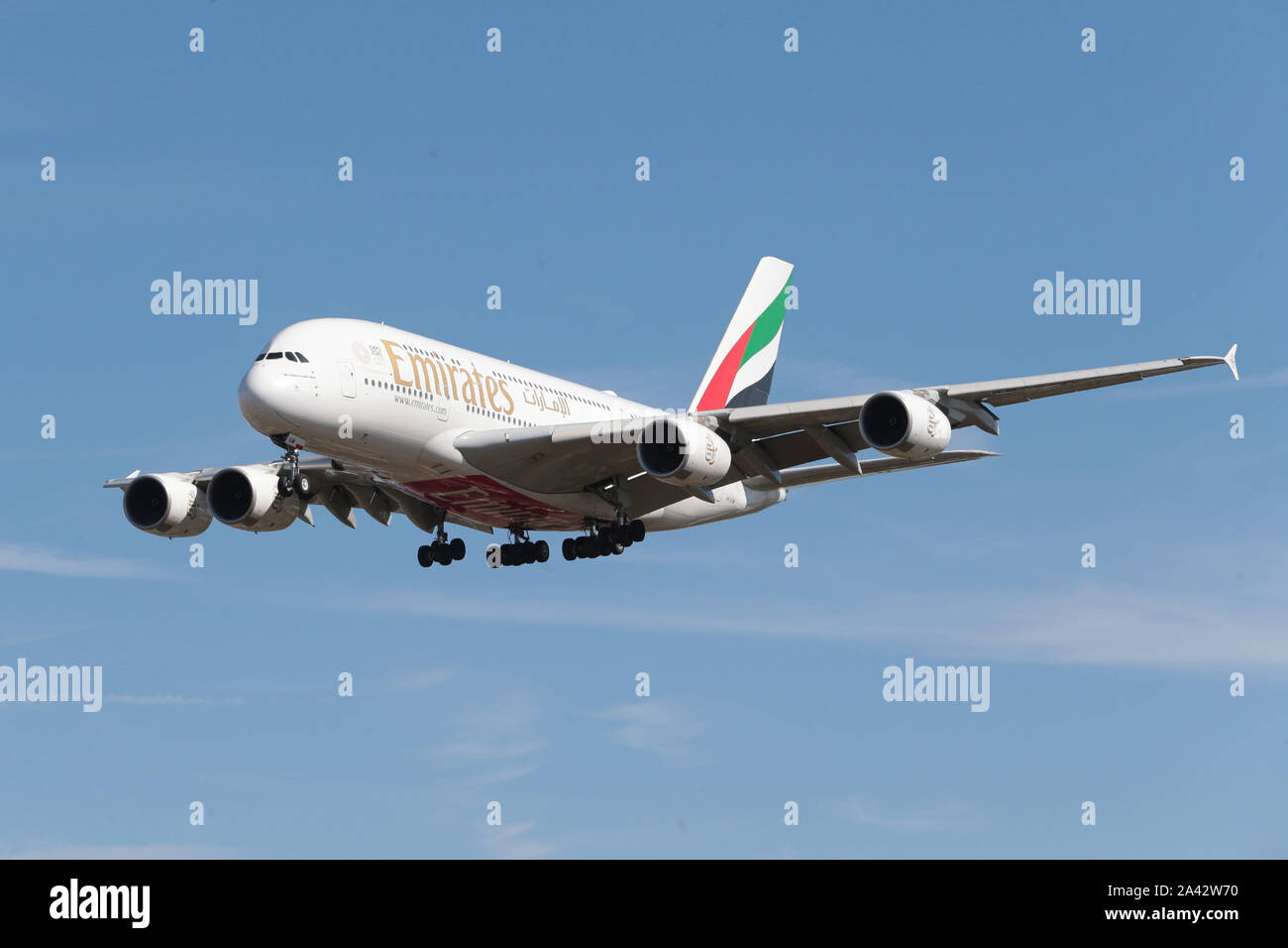 Emirates Airbus A380-800 Doppeldecker Flugzeug kommen am Flughafen London Heathrow in Großbritannien zu Land Stockfoto