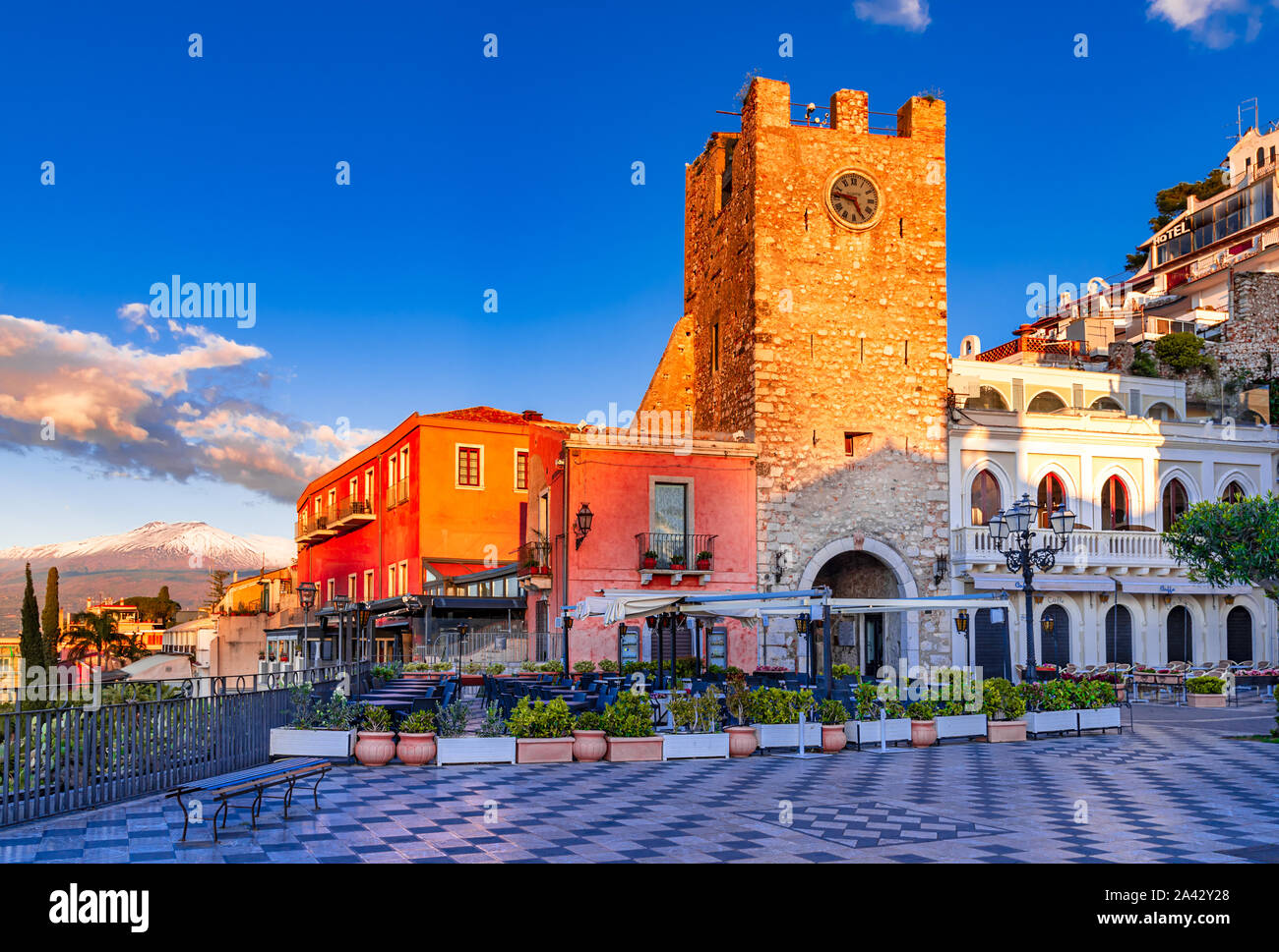 Taormina, Sizilien, Italien: Panoramablick auf den Morgen Piazza IX Aprile mit dem Clock Tower und den Ätna Vulkan im Hintergrund, in der sunri Stockfoto