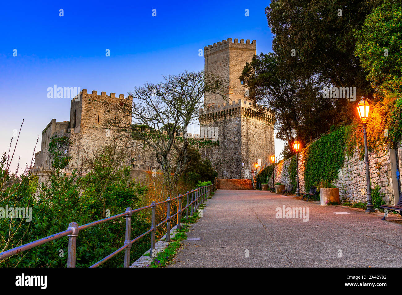 Erice, Sizilien, Italien: Nachtansicht der Venere Schloss, eine Normannische Festung, Europa Stockfoto