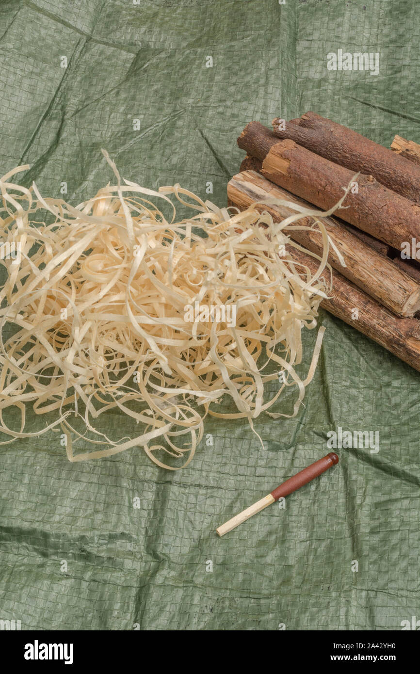 Überleben Fähigkeiten. Kameratasche wasserdichte Spiele & trocken Zunder/kindling Metapher überleben Feuer, Notruf, persönliche bugout firelighting Beutel, Zunder verwenden Stockfoto